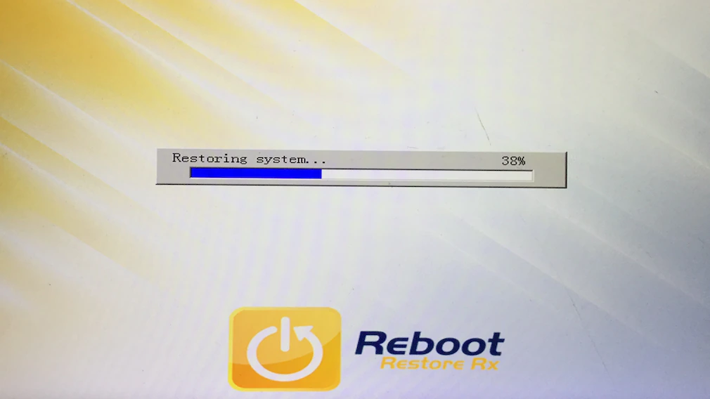 La PC que se recupera automáticamente: así es como Windows 10 está siempre en un estado perfecto Reboot Restore Rx se enciende y se apaga a través del ícono del área de notificación a través de un menú contextual.  Cuando reinicie su PC, aparecerá esta pantalla.  La aplicación luego reinicia Windows. 