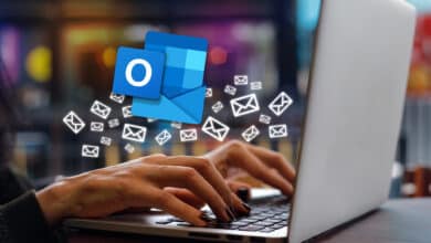 Tippende Hände, Outlook-Logo und Brief-Symbole