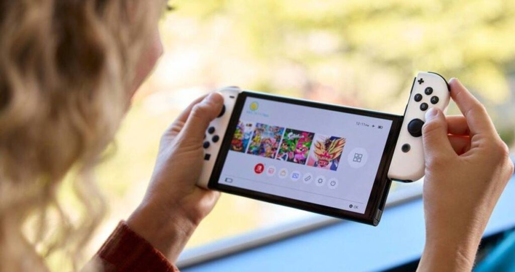 Nintendo Switch OLED: La evolución definitiva de la consola híbrida que conquista el mundo 5 Nintendo Switch OLED jugando