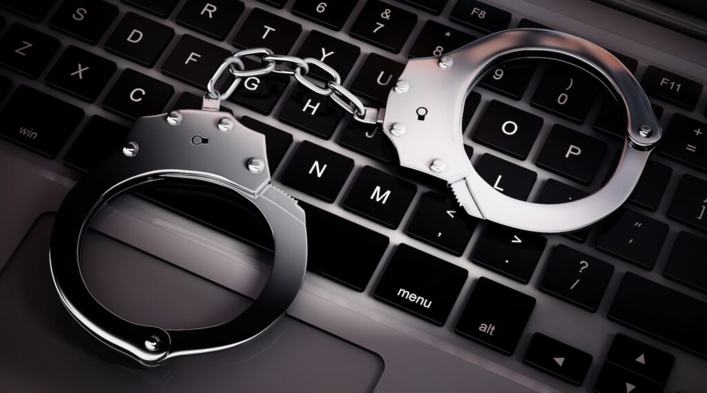 Estafas y delitos cometidos a través del móvil: qué hacer ante un fraude, una suplantación o un robo de datos 2 Estafas y delitos cometidos a través del móvil esposas